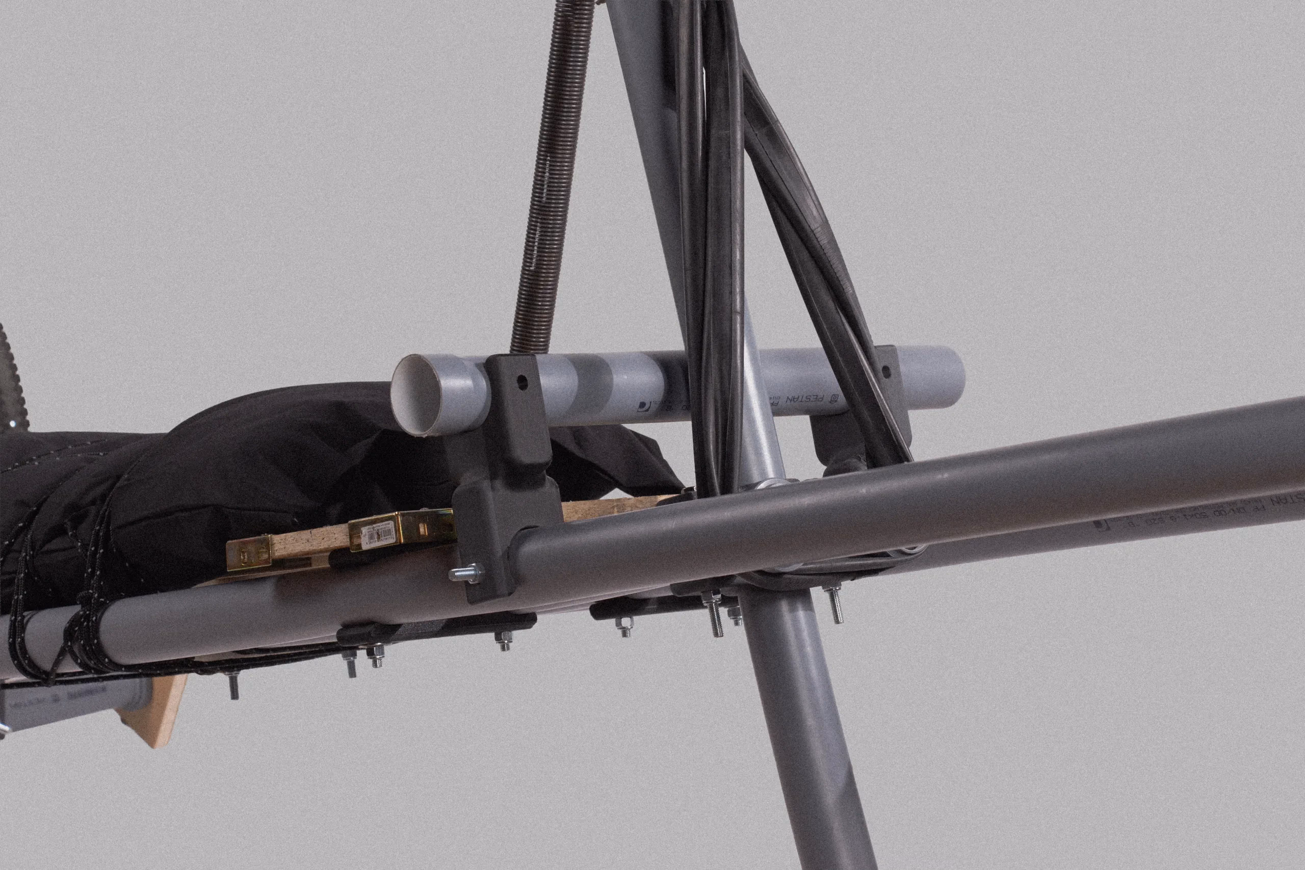 The frame of the prototype: tubes, couplers, cork pad and straps